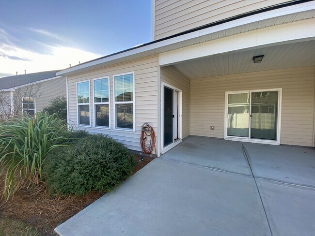 Building Photo - End Unit Townhouse in Cypress Ridge!