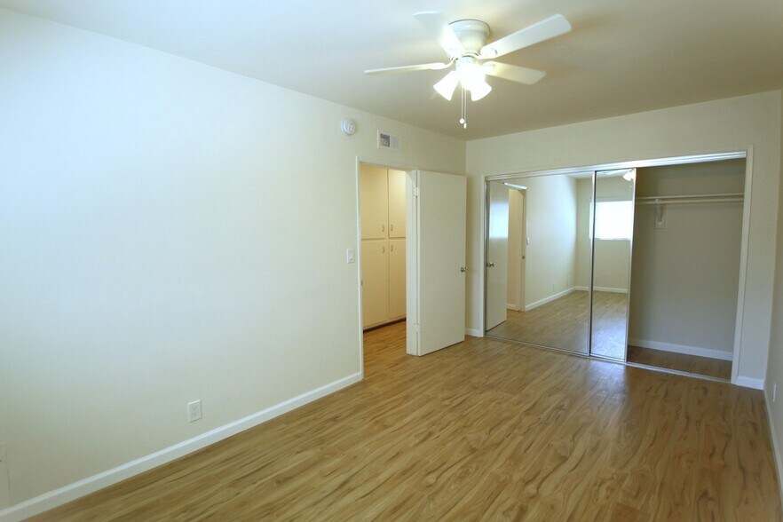 Building Photo - 7125 Hawthorn Ave