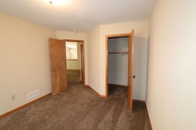 Building Photo - 1712 Clover Dr