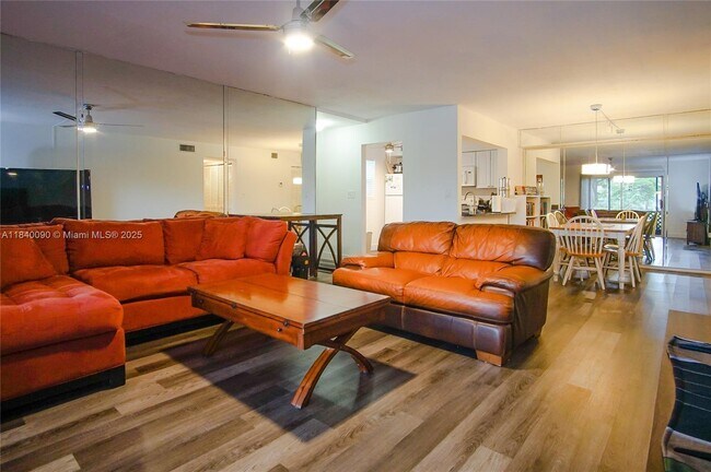 Building Photo - 407 Gardens Dr