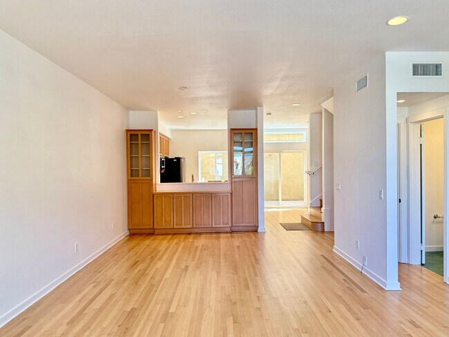 Building Photo - Beautiful 3BD/3.5BA Rowhome in Bankers Hil...