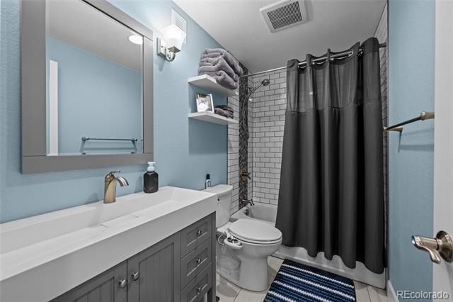 Building Photo - 15411 Village Cir E