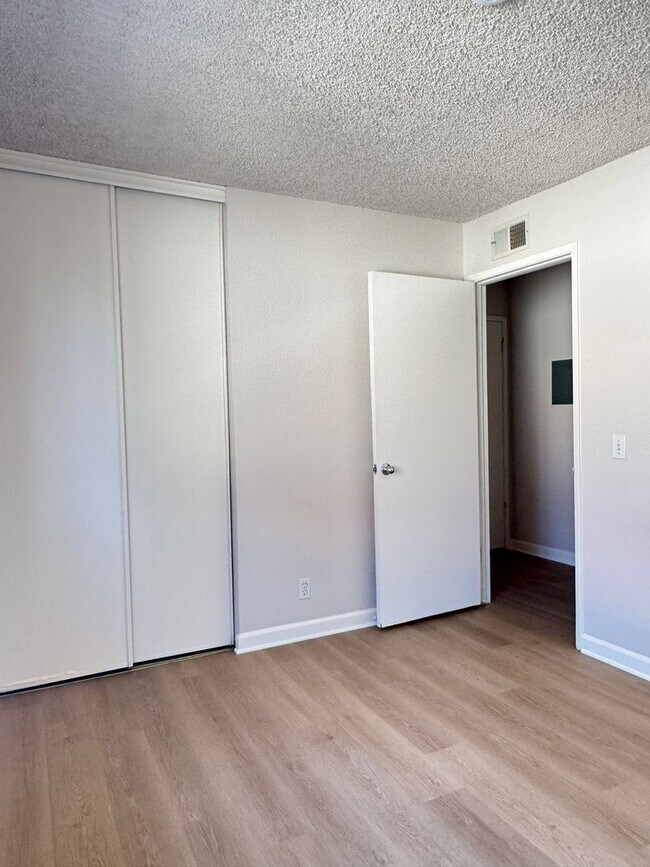 Building Photo - Welcome to this updated 3 bedroom condo with laminate vinyl plank flooring