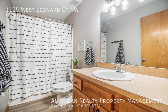 Building Photo - 1135 W Leonard Ct