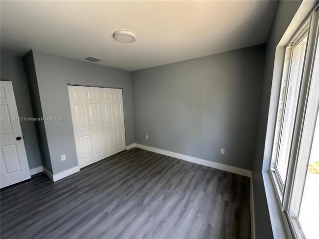 Building Photo - 3 bedroom in Miami FL 33150