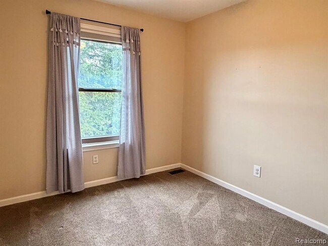 Building Photo - 41090 Southwind Dr