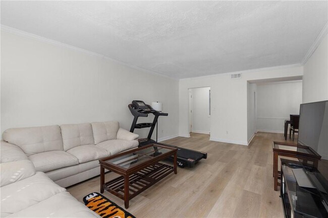 Building Photo - 6851 Roswell Rd