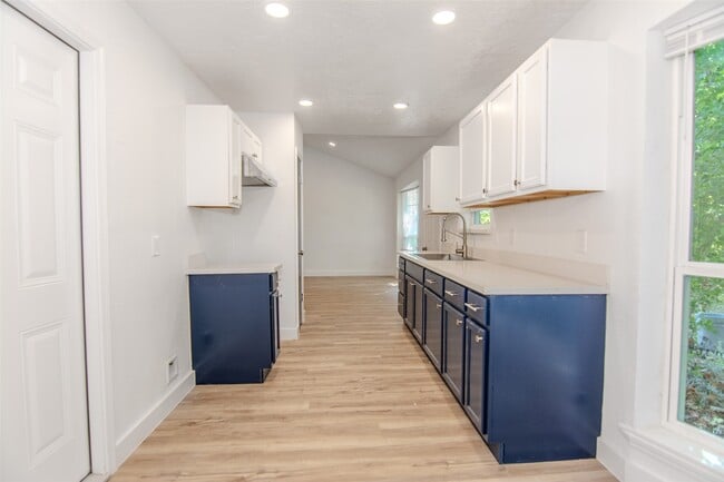 Building Photo - 12811 Sandy Hook Dr