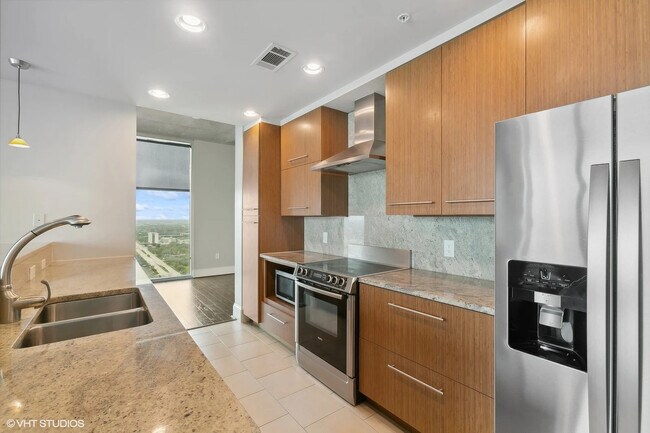 Building Photo - Luxury Meets Location – Prime 1 Bed Near H...