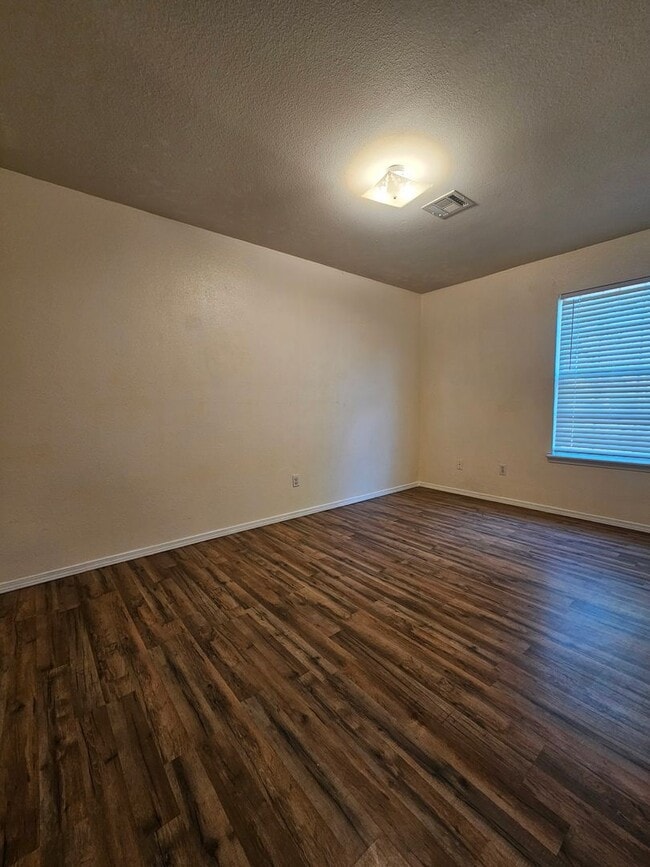 Building Photo - (3) Bed (2) Bath in Noble Avail NOW!