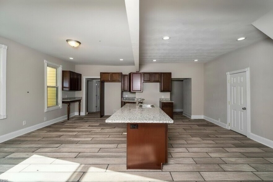 Building Photo - 3027 Grandy Ave