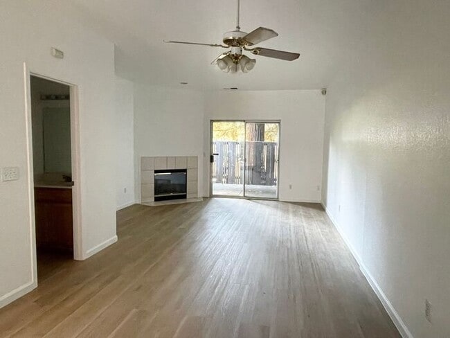 Building Photo - Spacious 2 Bedroom Condo with Garage — Min...