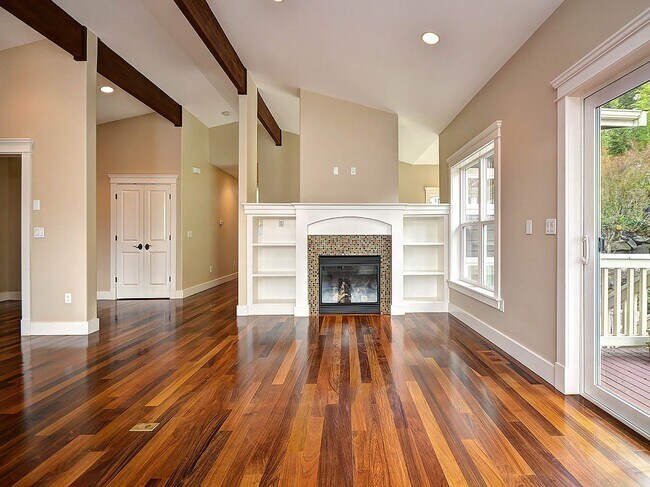 Building Photo - Amazing Kirkland Craftsman