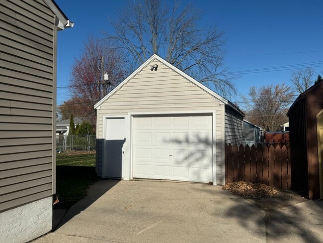 Building Photo - COZY 3 BEDROOM W/ SPACIOUS BACKYARD