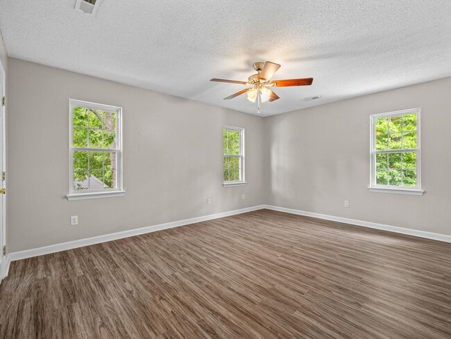 Building Photo - Country Club Area!