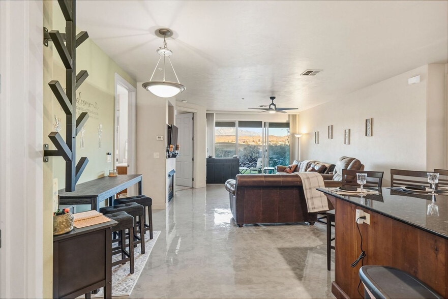 Building Photo - 225 N Country Ln