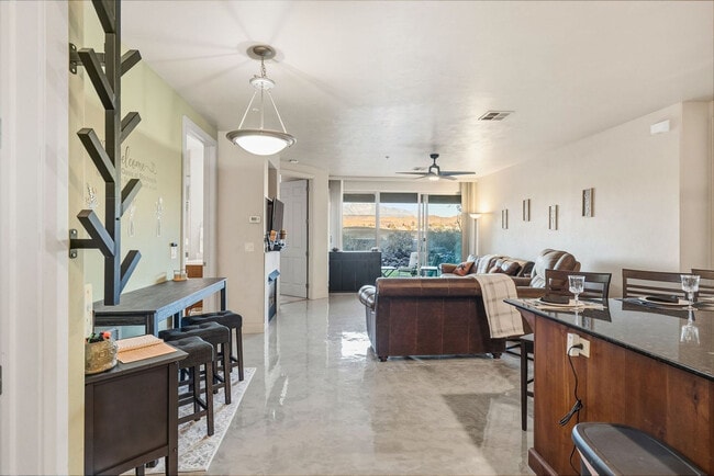 Building Photo - 225 N Country Ln