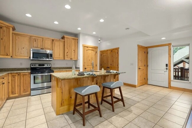 Building Photo - 3 Bed 2 Bath Condo!