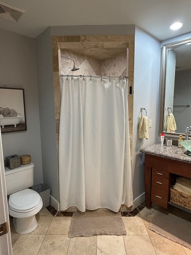 Building Photo - Two Bed/Two Bath Condo in Downtown