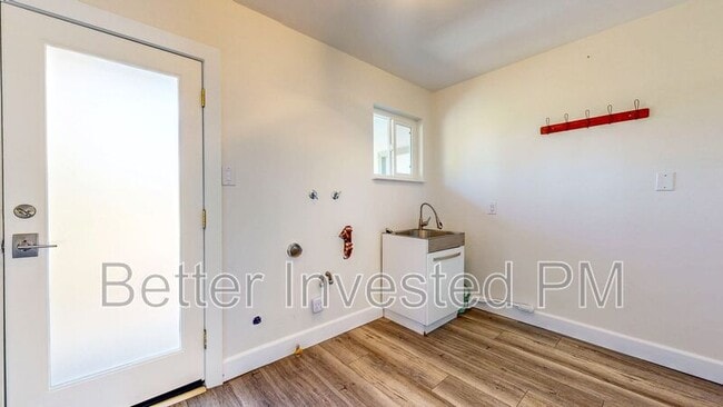 Building Photo - 475 Country Club Dr