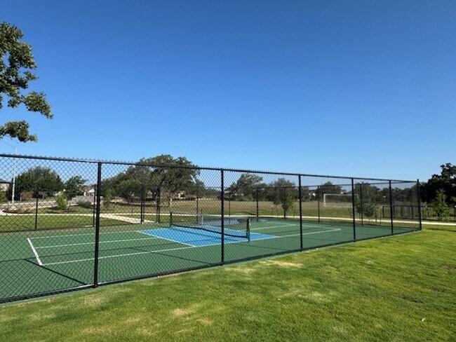 Building Photo - ONE-STORY Home in Marble Falls - 2932 SF with THREE-CAR GARAGE - On a CUL-DE-SAC!