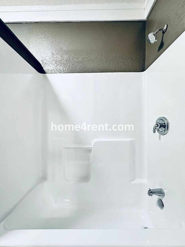 Building Photo - Updated 3 Bed, 2 Bath Ranch Home near Downtown Olathe!