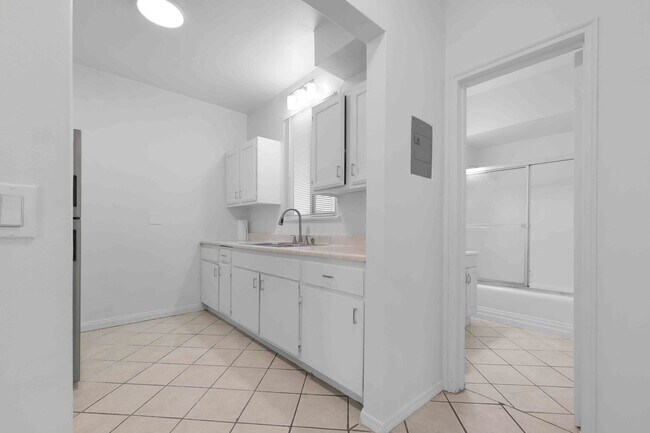 Building Photo - 2452 W 18th St
