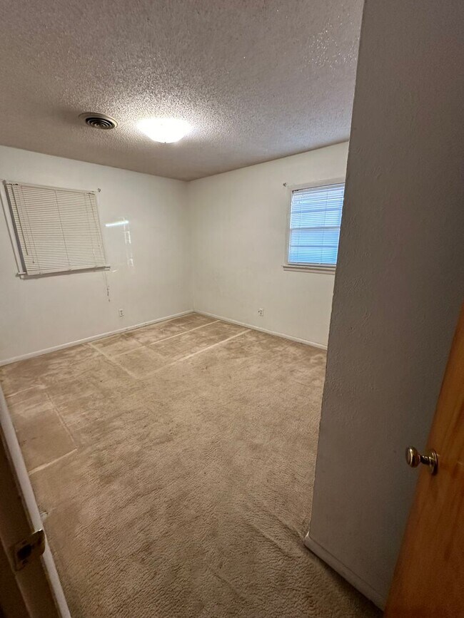 Building Photo - 3 Bed 2 Bath Home in Highland School School District!