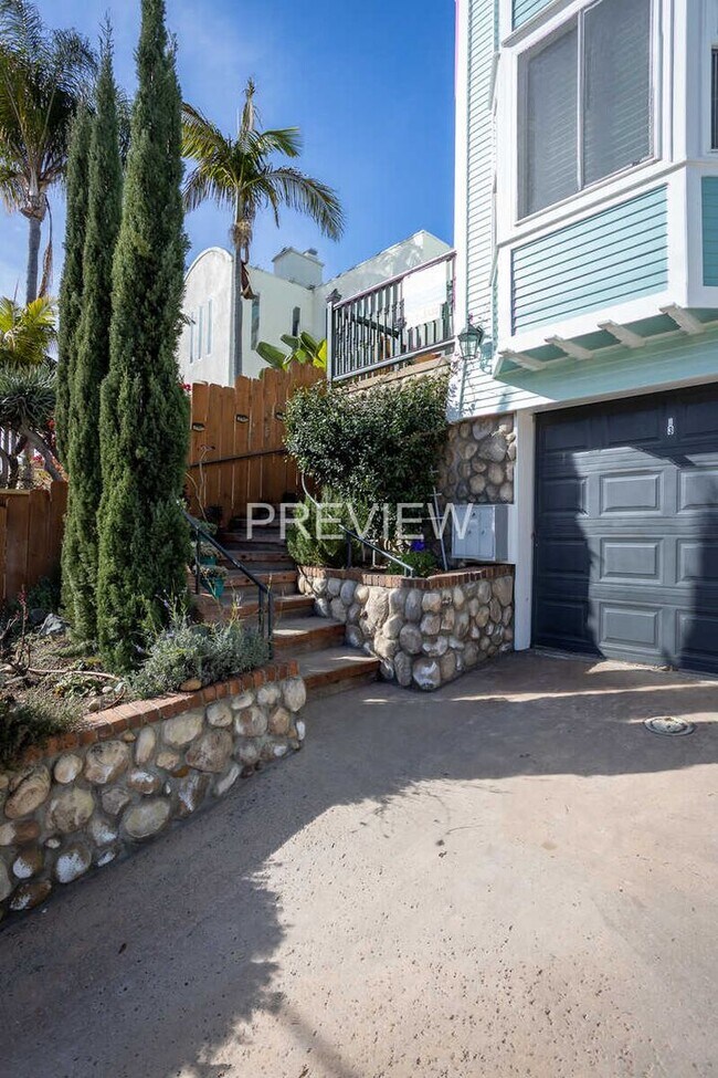 Building Photo - STUNNING TOWNHOME 2 BED 2.5 BATH 2 CAR GARAGE NORTH PARK/HILLCRES