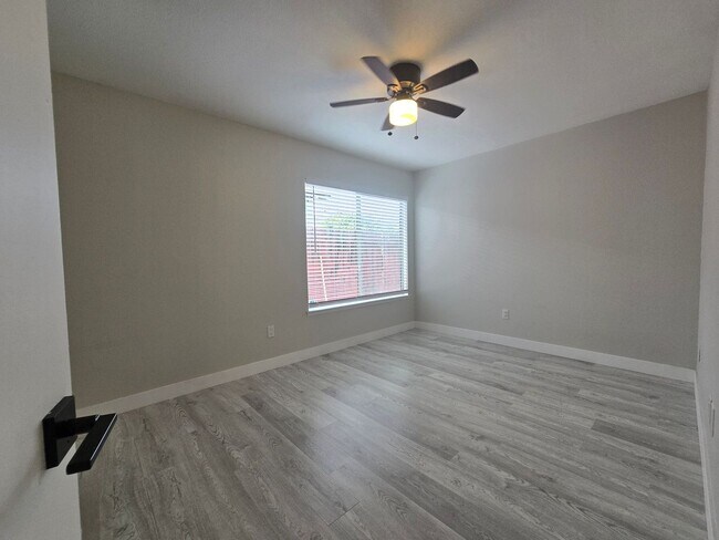 Building Photo - 11321 Volans St
