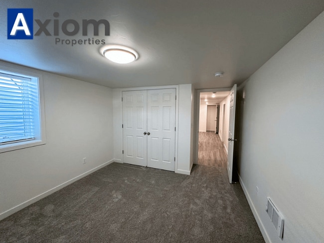 Building Photo - 906 E Elm-B