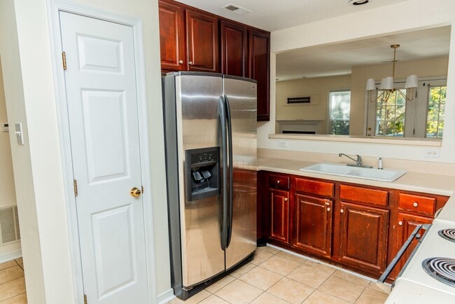 Building Photo - Lovely 3 bedroom, 2.5 Bathroom townhouse s...