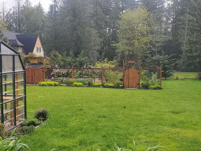 Building Photo - Beautiful home over the Hammersley Inlet