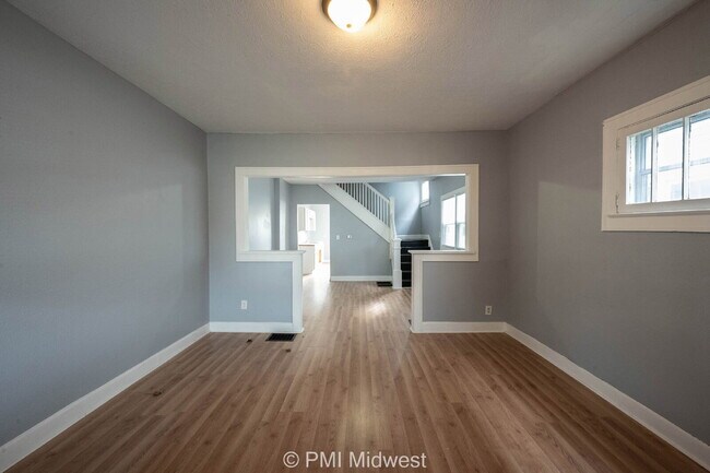 Building Photo - "Charming 3-Bedroom Duplex Retreat on North Capitol Avenue – 1,176 Sq Ft of Comfort in Indianapol...