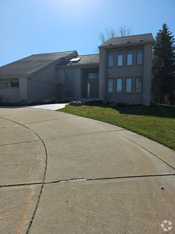Building Photo - 6463 Royal Pointe Dr