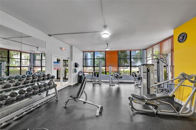 Building Photo - 800 Parkview Dr