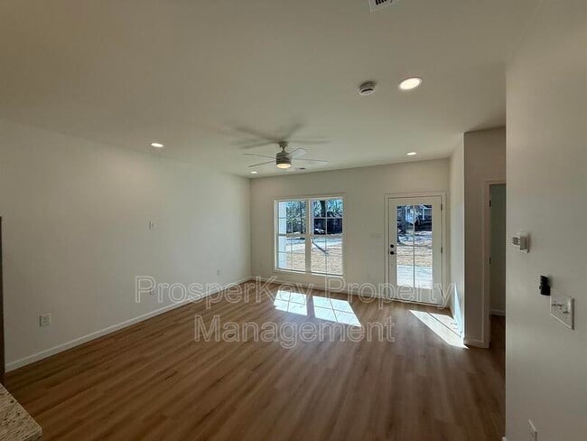 Building Photo - 405 E Chappell St