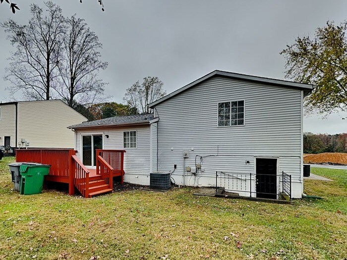 Building Photo - 3025 Oneida Rd