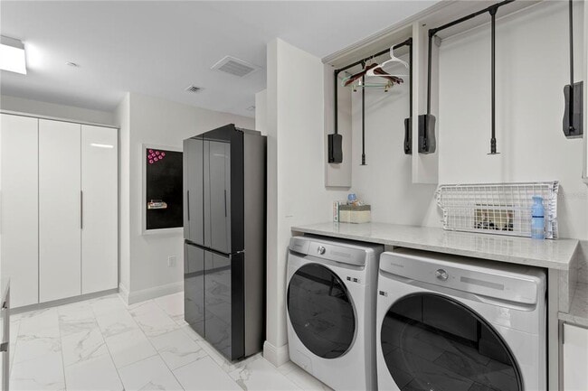 Building Photo - 450 Knights Run Ave