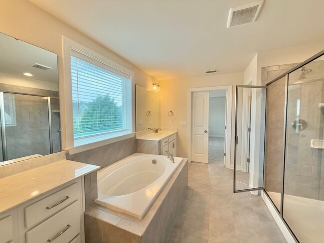 Building Photo - Beautiful 4BD, 3BA House with Bonus Family Room, Large Fenced Backyard, and Finished 2-Car Garage...