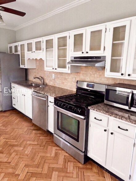 Building Photo - 4601 7th Ct S