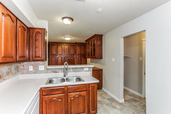 Building Photo - 1808 Rose Cir