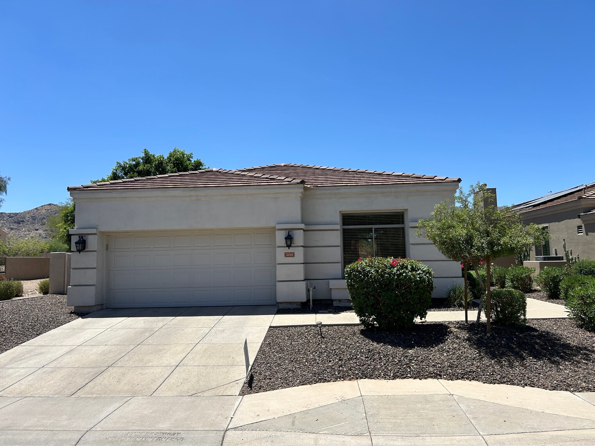 Building Photo - 2041 E Fawn Dr