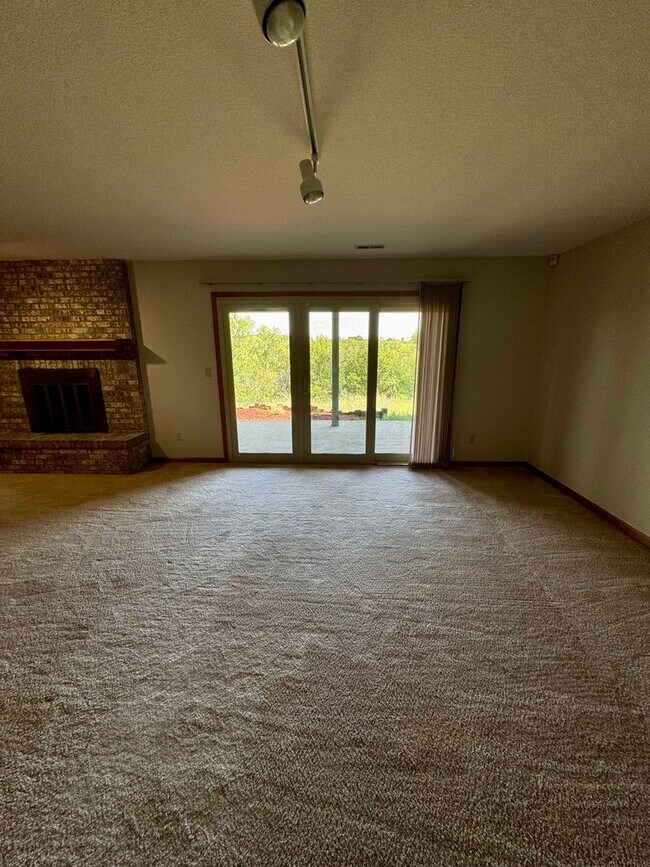 Building Photo - Well Maintained 3 bedroom end unit Townhom...