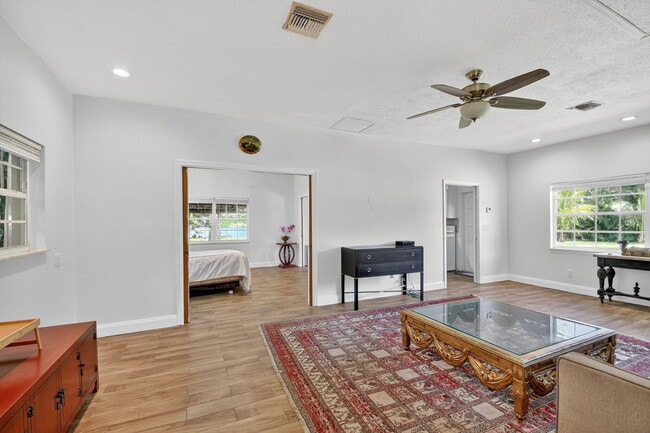 Building Photo - 6225 Pine Dr