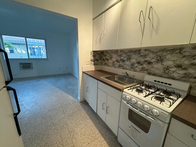 Building Photo - 2170 Bay Dr