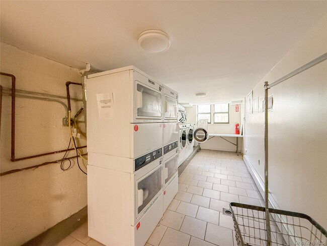 Building Photo - 65 W Broadway