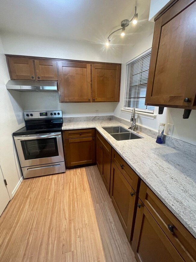 Building Photo - Newly updated & Ready to move in - 3 bdr, ...
