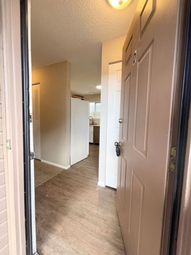 Building Photo - Spacious two bedroom, one and half bathroo...