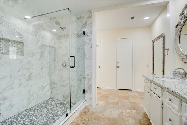 Building Photo - 15 Bendwood Dr